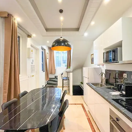Апартаменты Urbanflat 80 - The Parisian Triplex Loft Париж