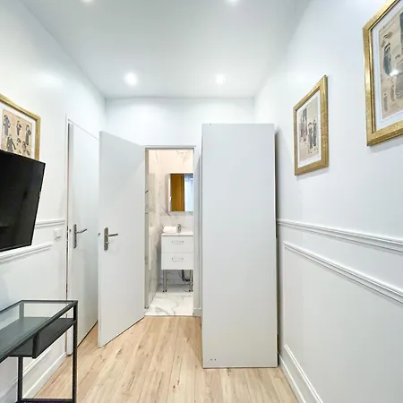 Апартаменты Urbanflat 80 - The Parisian Triplex Loft Париж